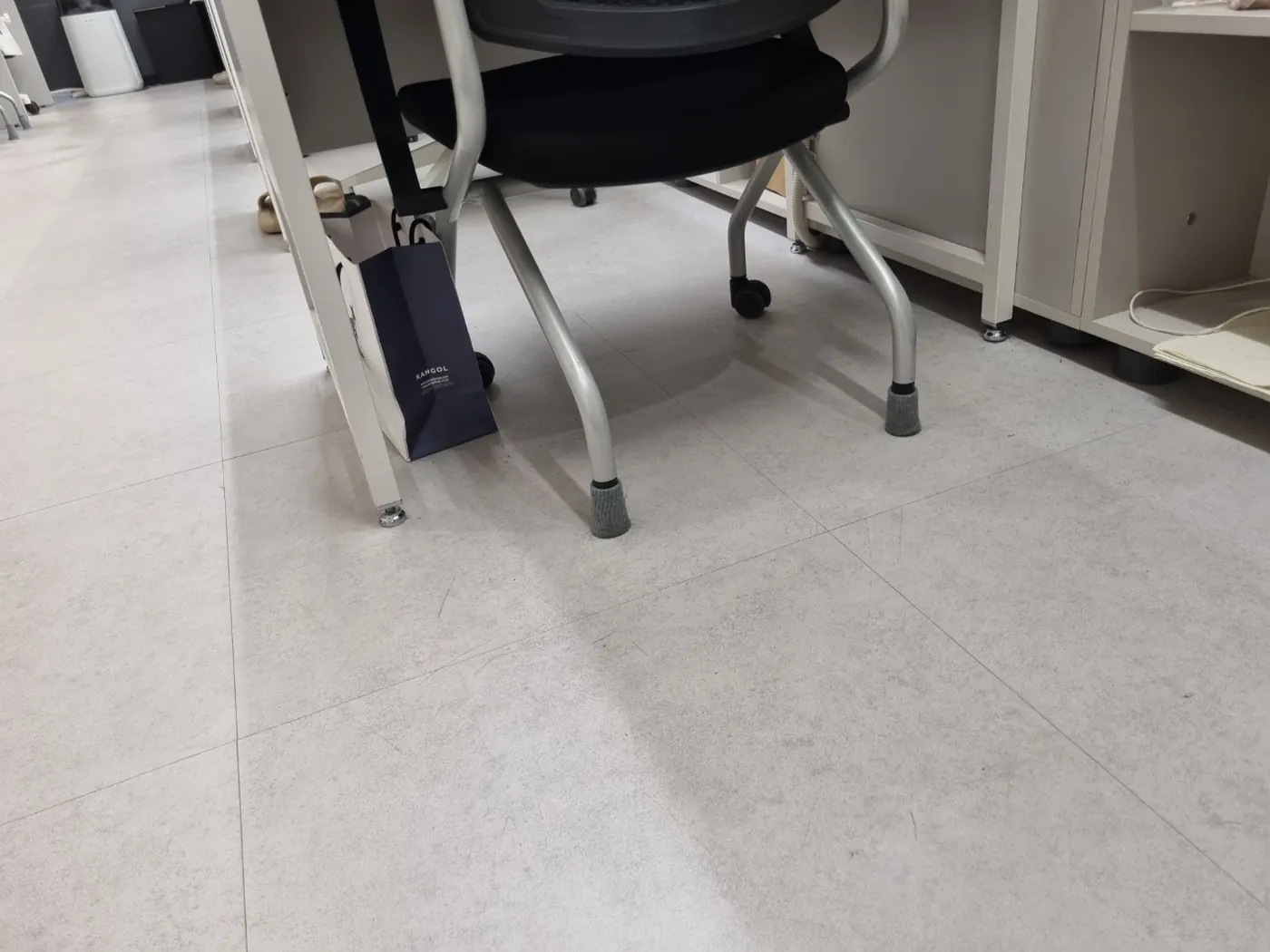 좌석 사이 바닥 — 석봉동 학원청소 현장