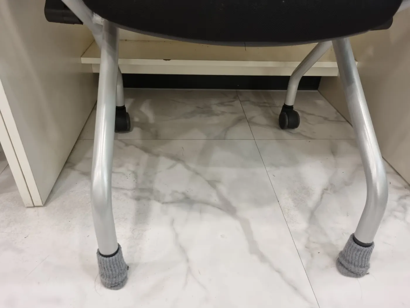 좌석 사이 바닥 — 법동 학원청소 현장