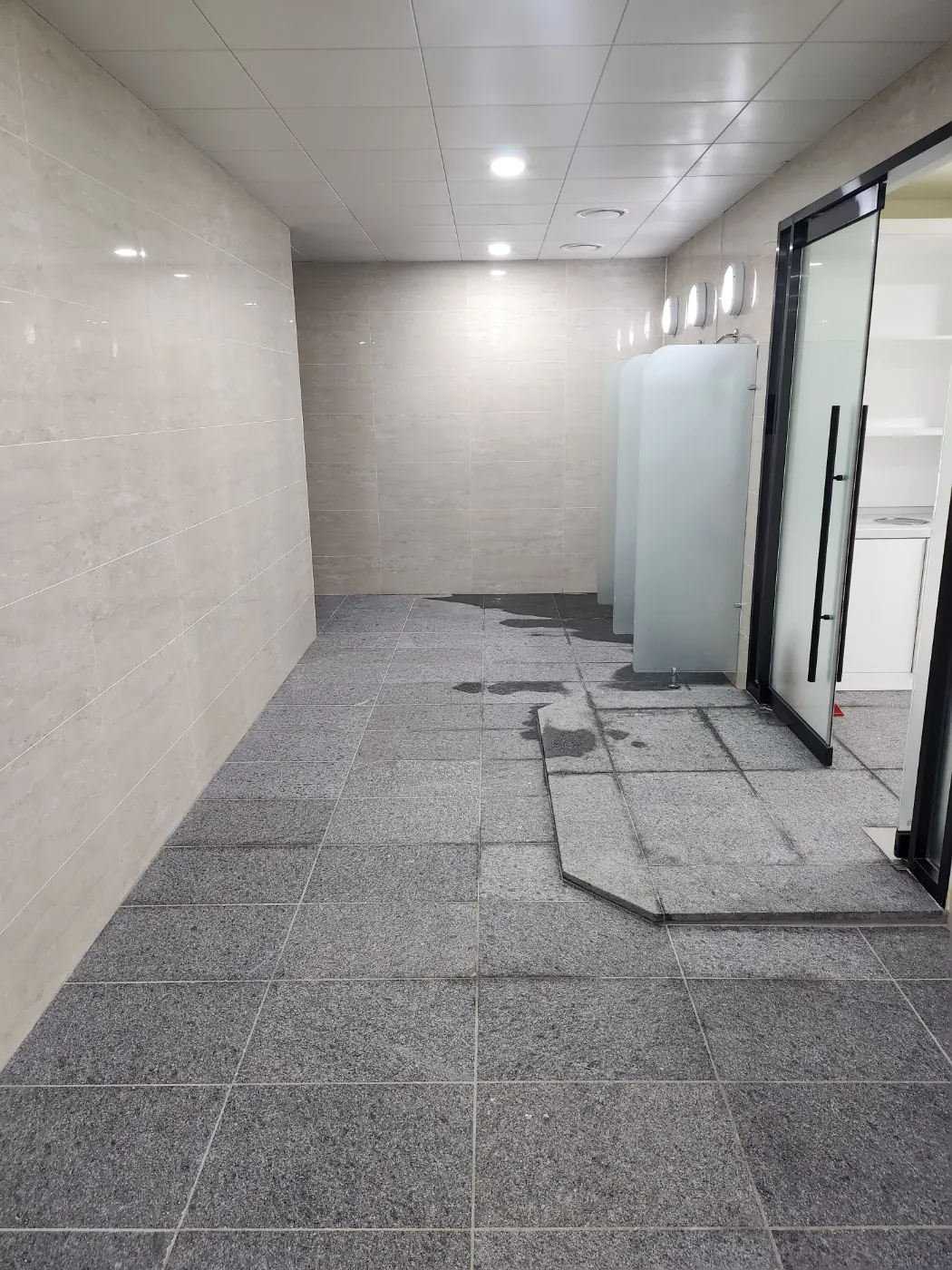 바닥 마감 상태 — 가양동 목욕탕청소 현장