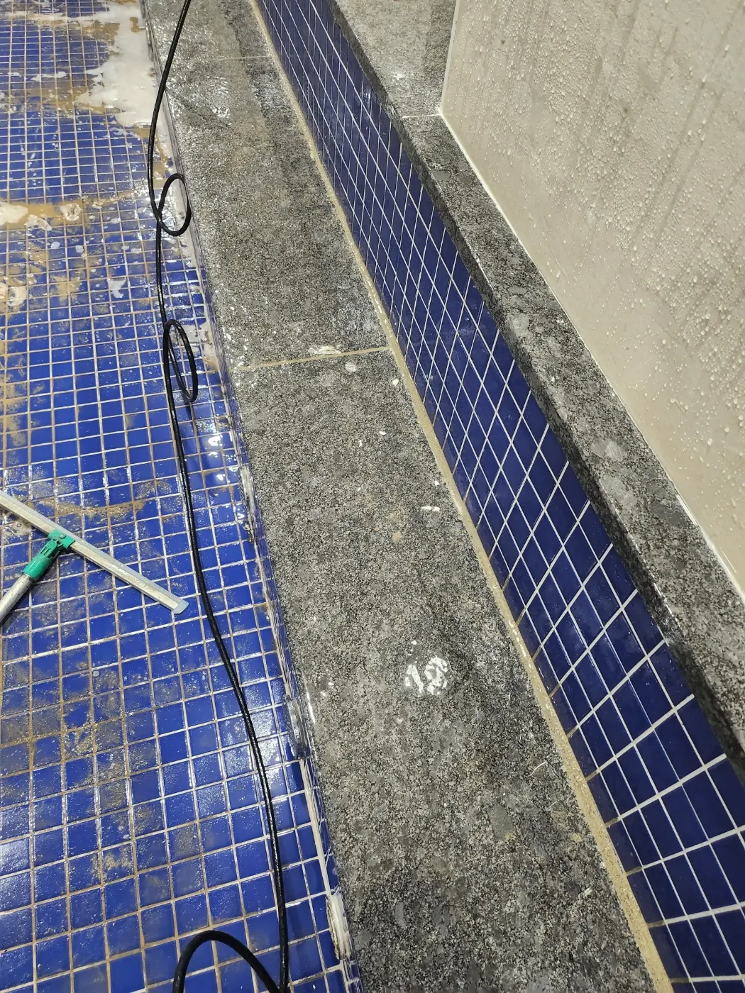 유성구 목욕탕청소 시공 현장 — 탕 내부 세정