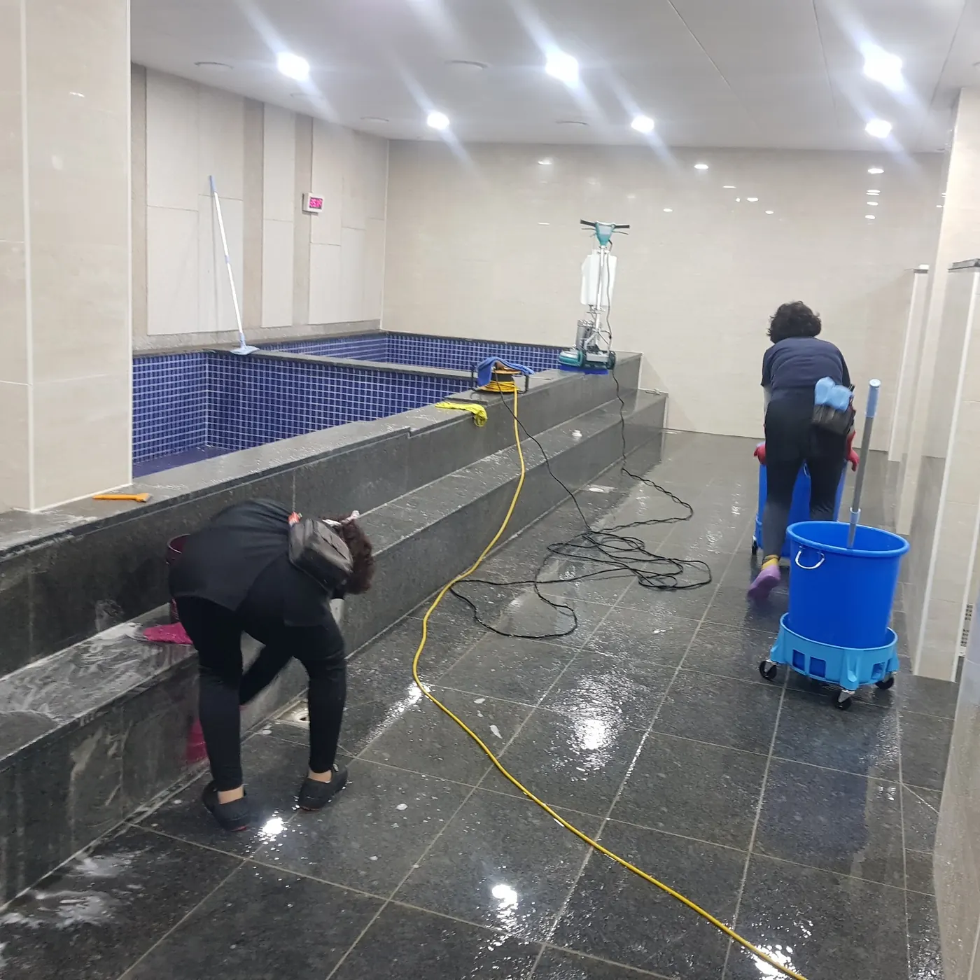 법동 목욕탕청소 시공 현장 — 욕조 관리