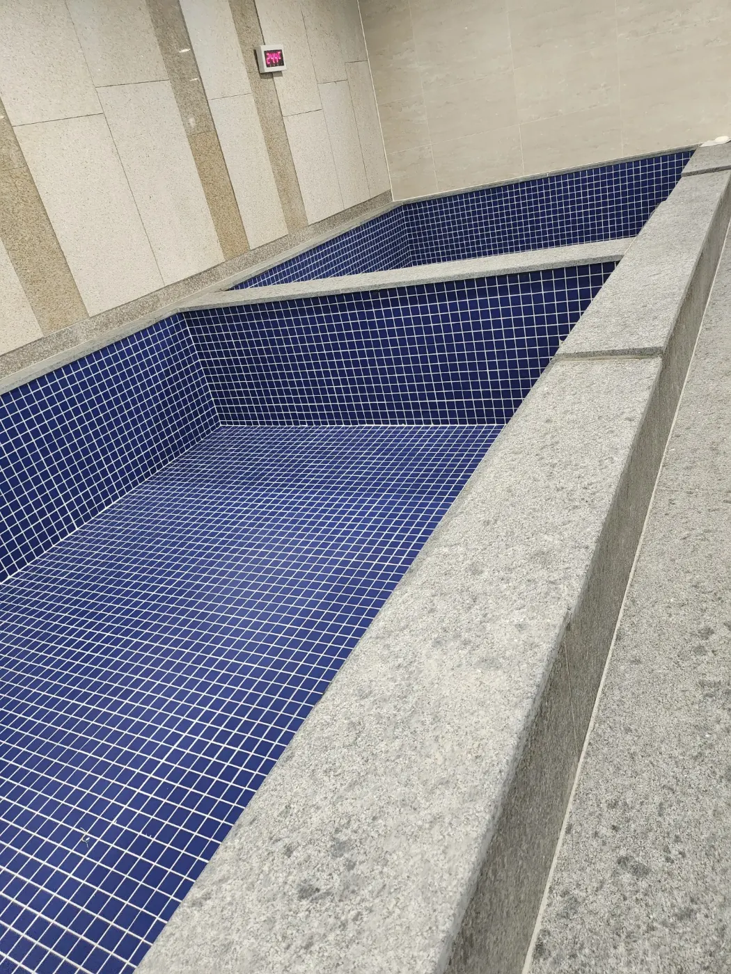 구암동 목욕탕청소 시공 현장 — 욕조 관리
