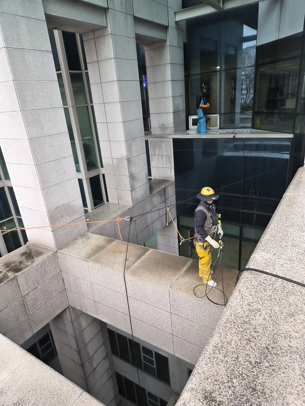 서구 외벽청소 시공 현장 — 로프 작업