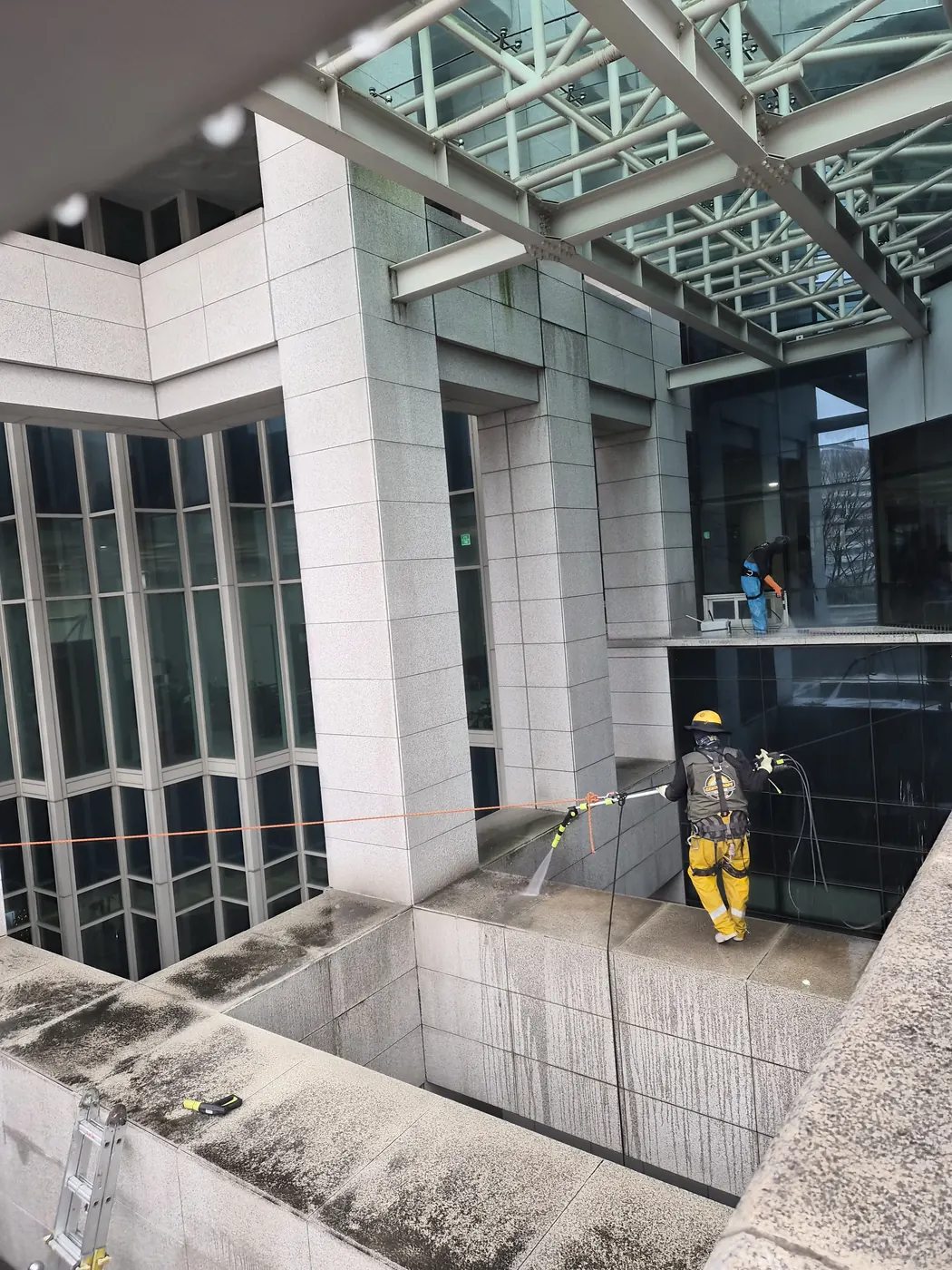 대덕구 외벽청소 시공 현장 — 로프 작업