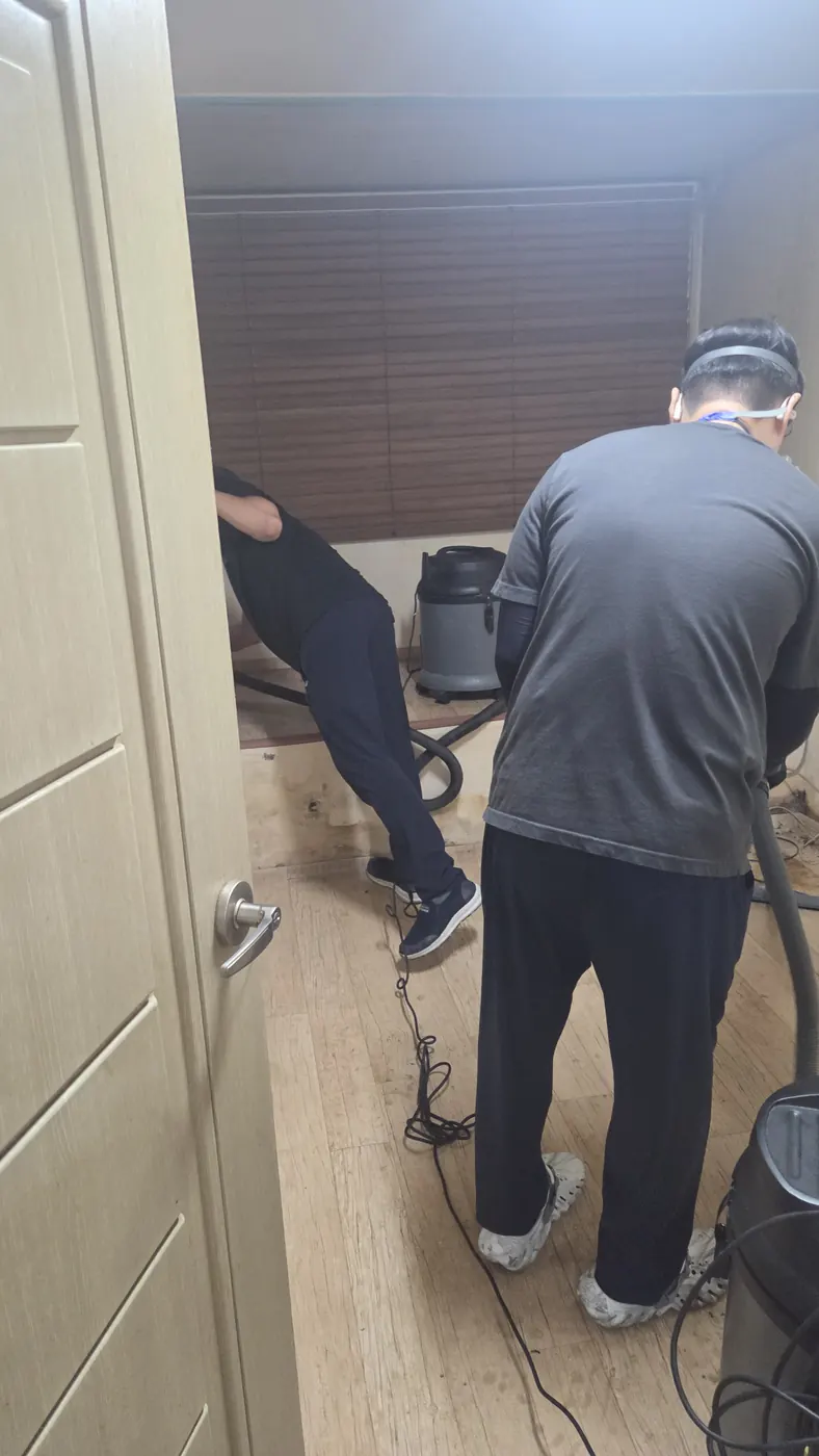 습식 진공 작업 — 구암동 침수청소 현장
