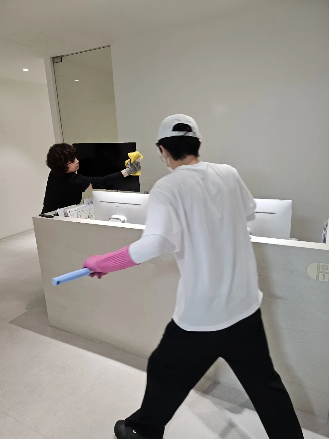 덕암동 병원청소 시공 현장 — 대기실 정리