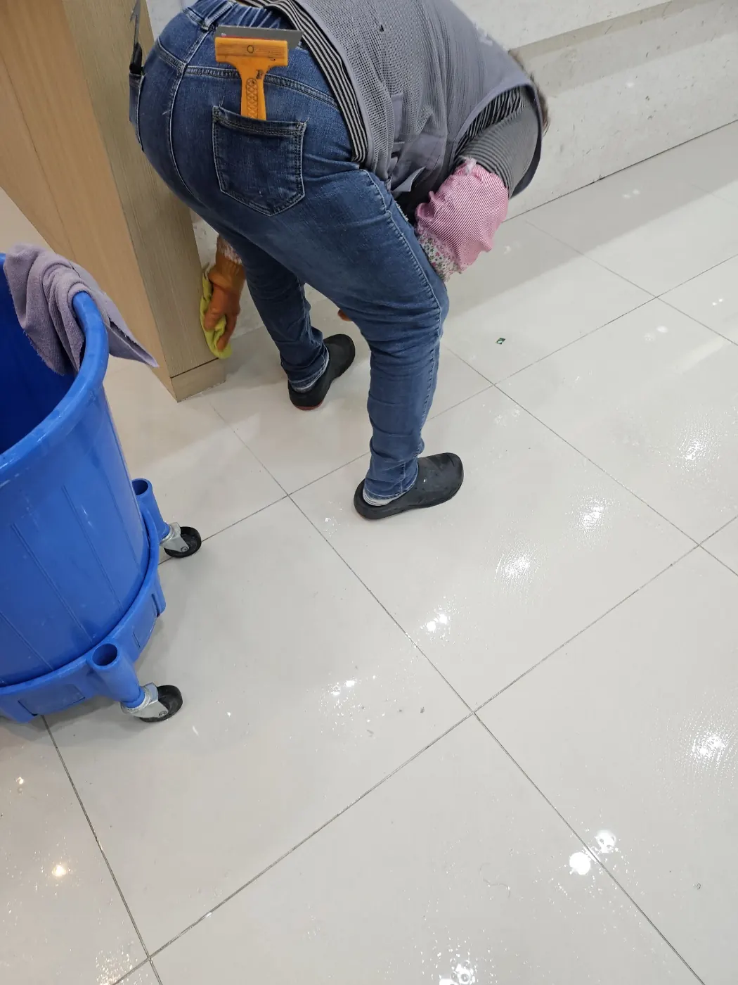 바닥 물걸레 마감 — 매노동 병원청소 현장