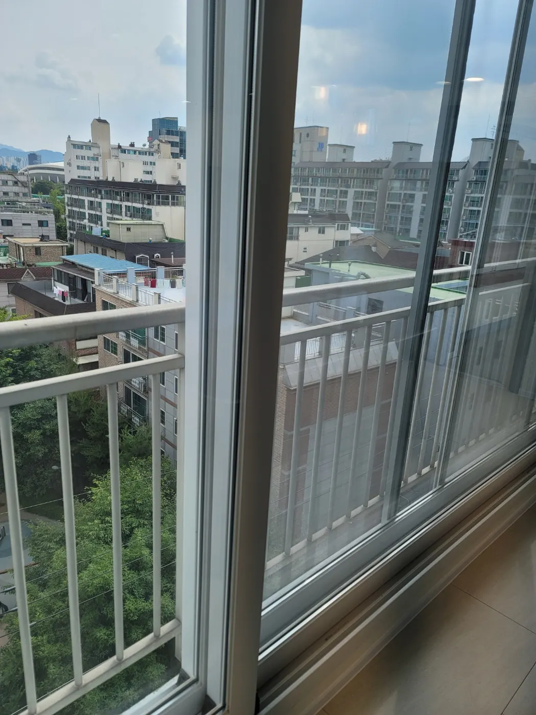 창틀 레일 청소 — 법동 입주청소 현장