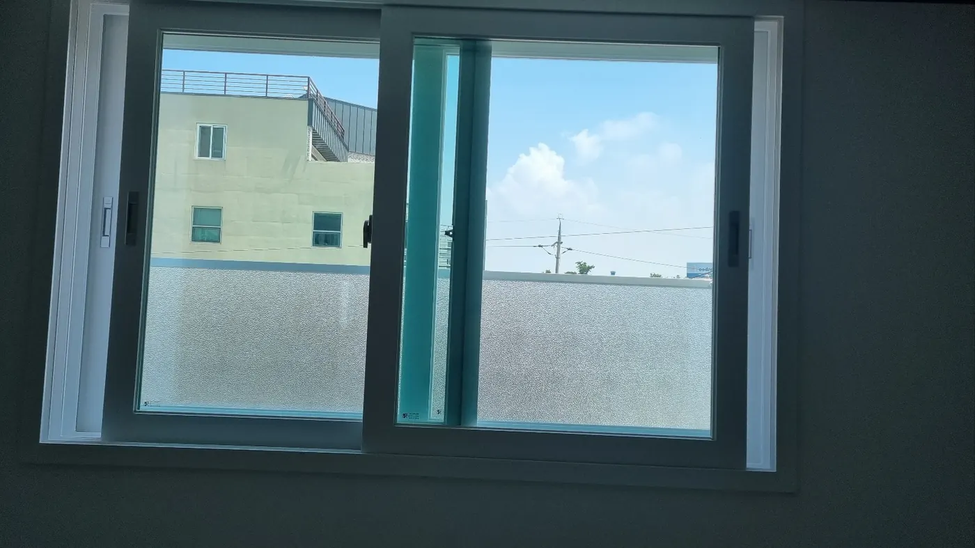 창호·유리 마감 — 대성동 입주청소 현장