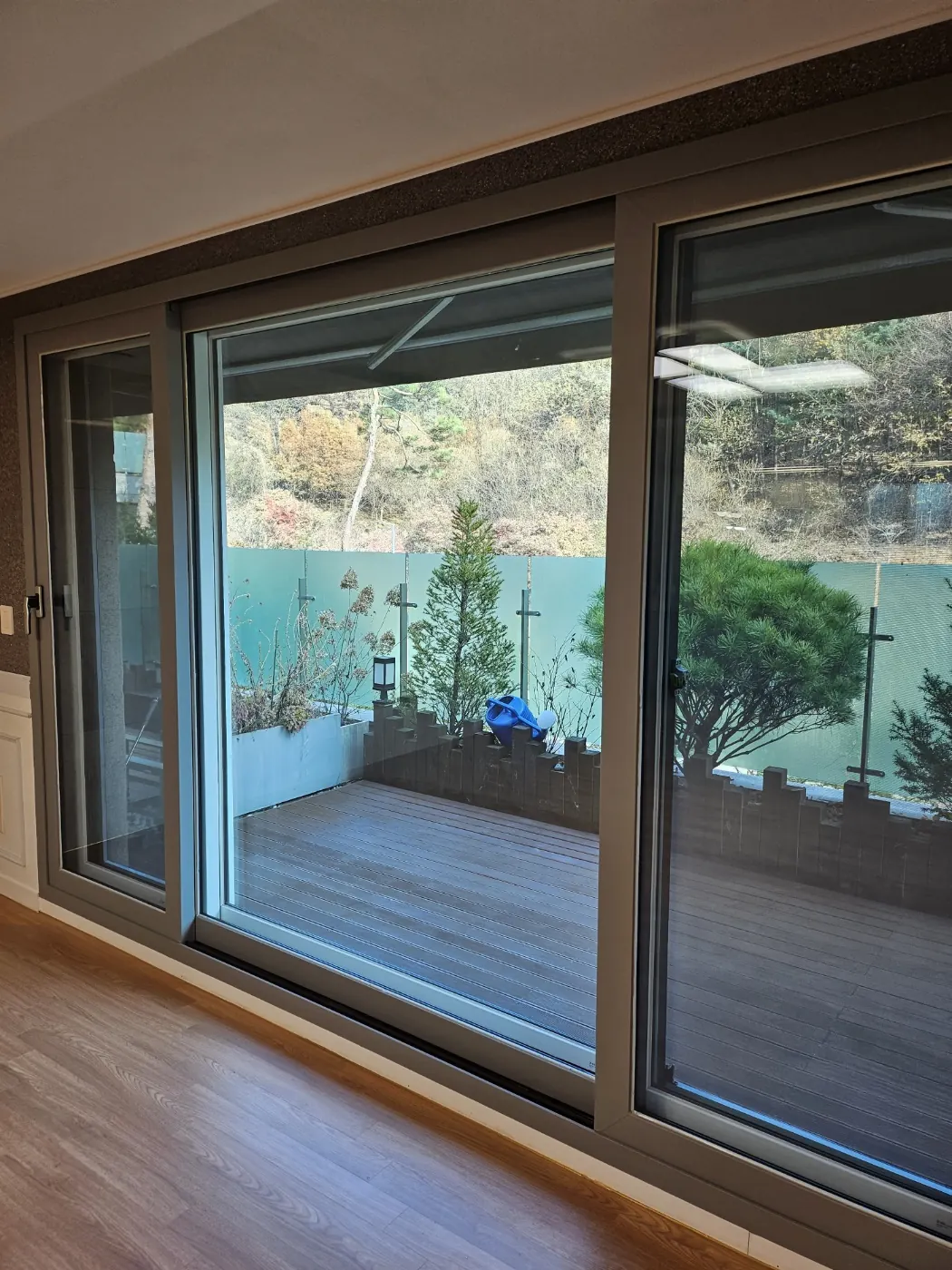 창틀 레일 청소 — 동구 입주청소 현장