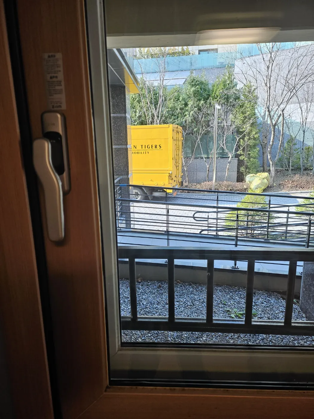 창틀 레일 청소 — 목달동 입주청소 현장