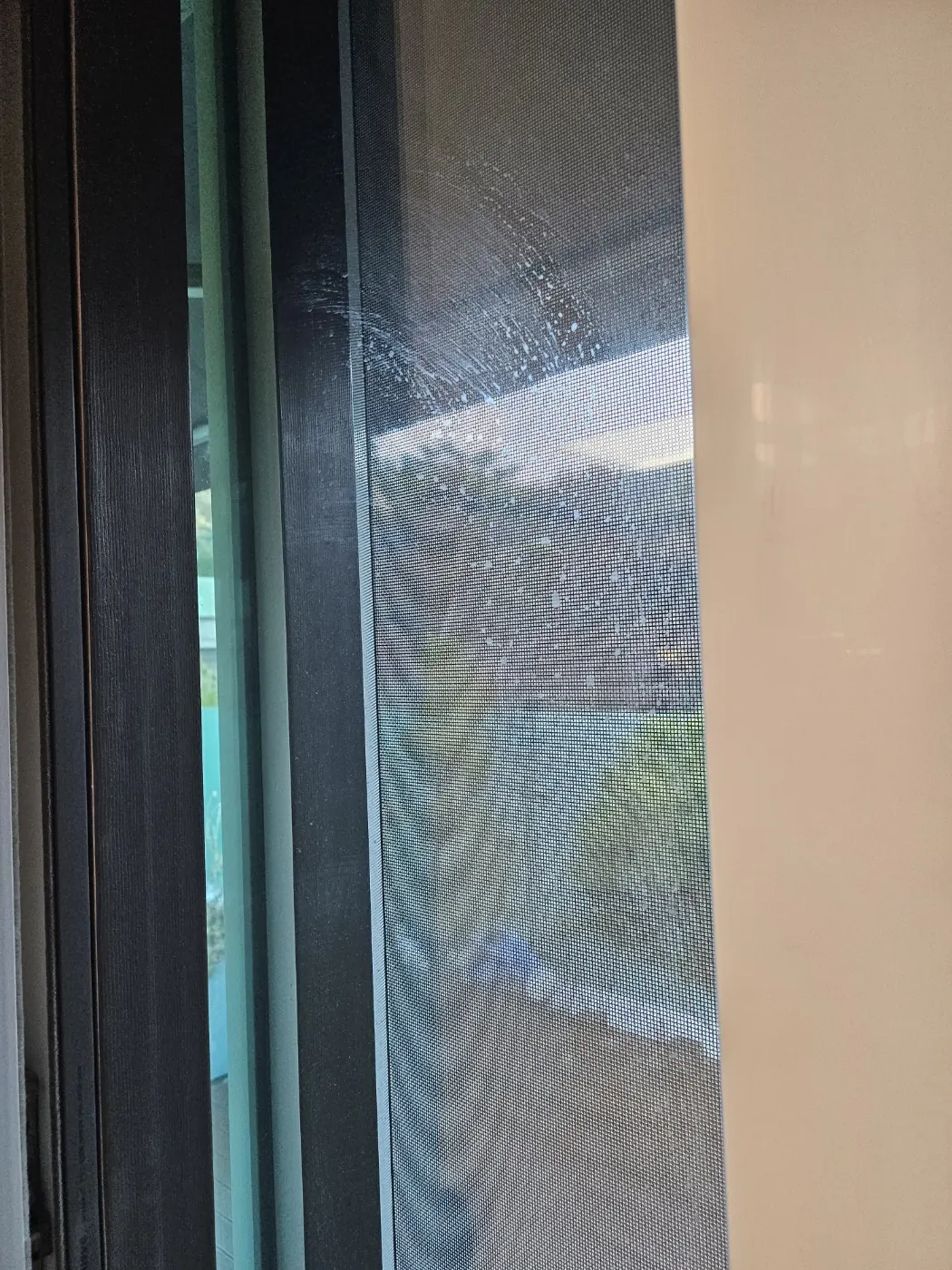 창틀 레일 청소 — 호동 입주청소 현장