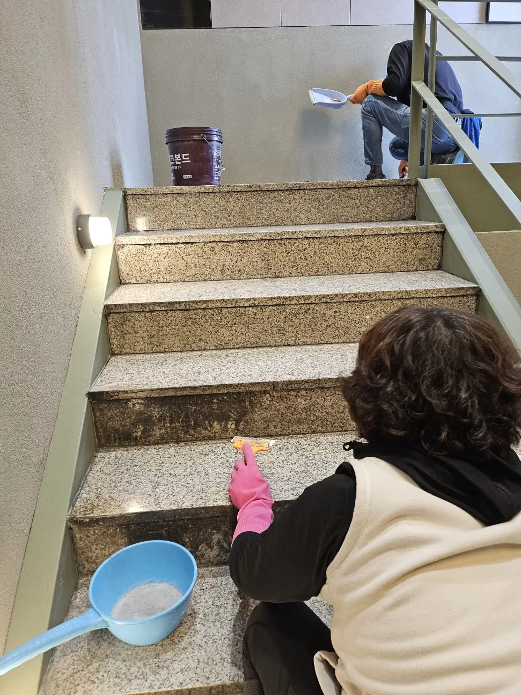 창호 마감 확인 — 선화동 준공청소 현장
