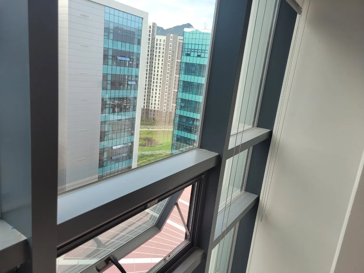 창호 프레임 마감 — 비래동 사무실청소 현장