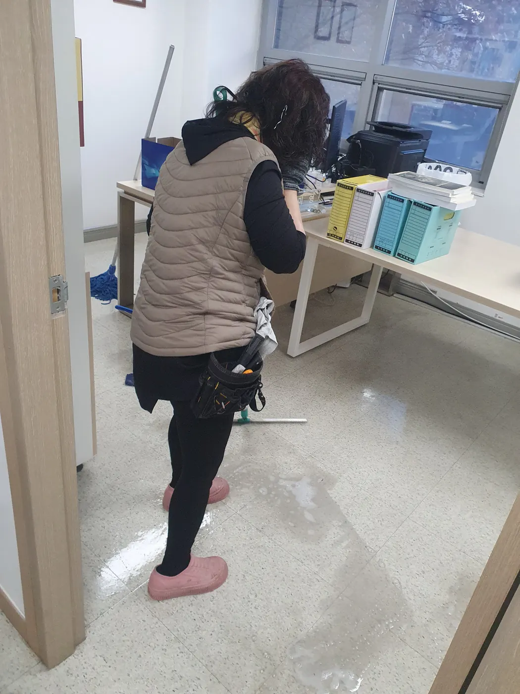 바닥 세정 진행 — 대전광역시 사무실청소 현장