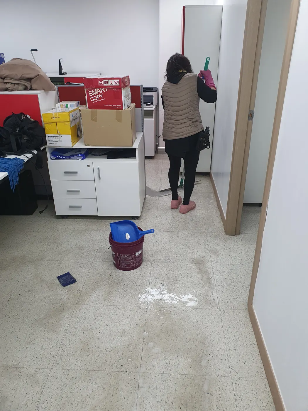 바닥 세정 진행 — 대화동 사무실청소 현장