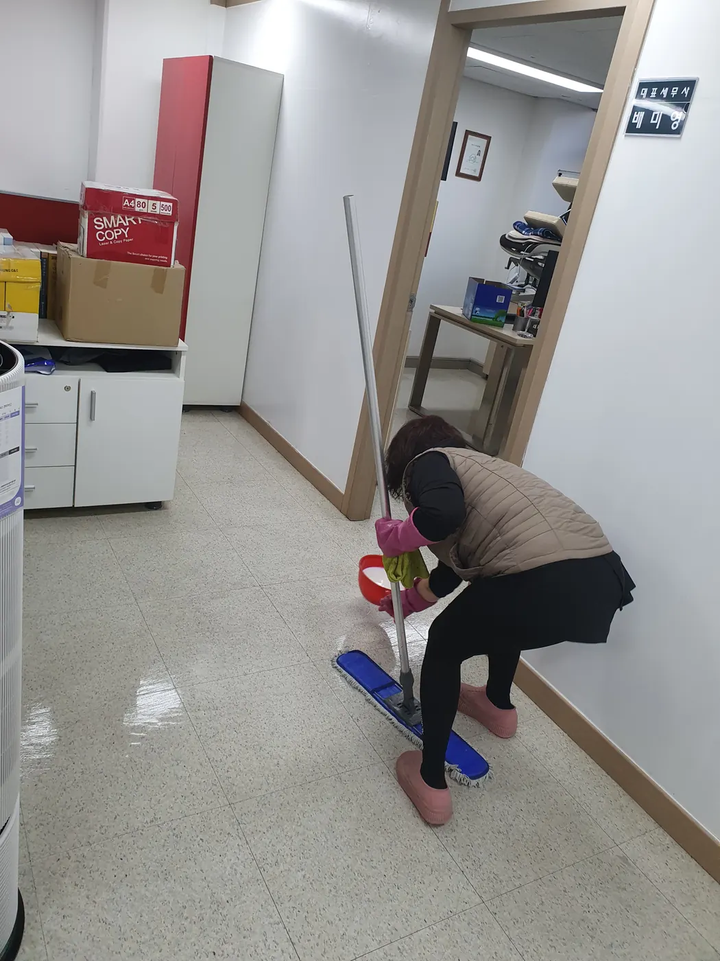 바닥 세정 진행 — 대덕구 사무실청소 현장