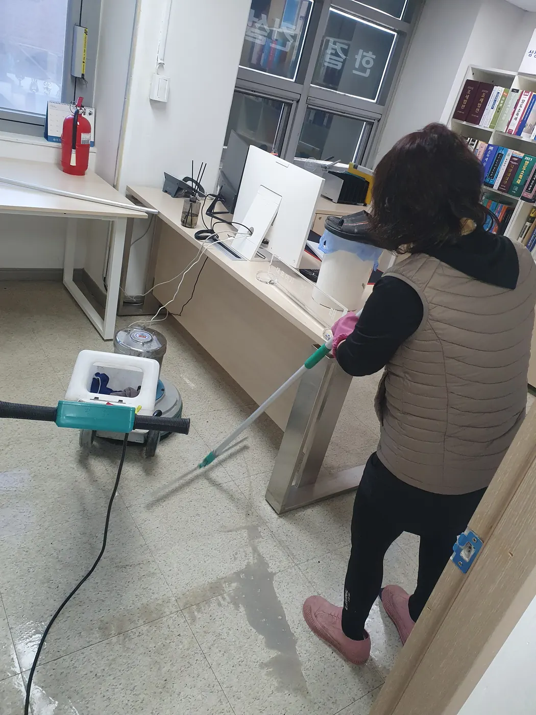 바닥 폴리셔 작업 — 대동 사무실청소 현장