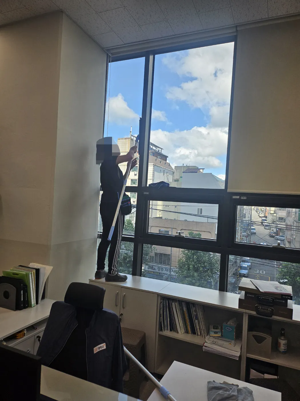 창호 청소 — 호동 사무실청소 현장