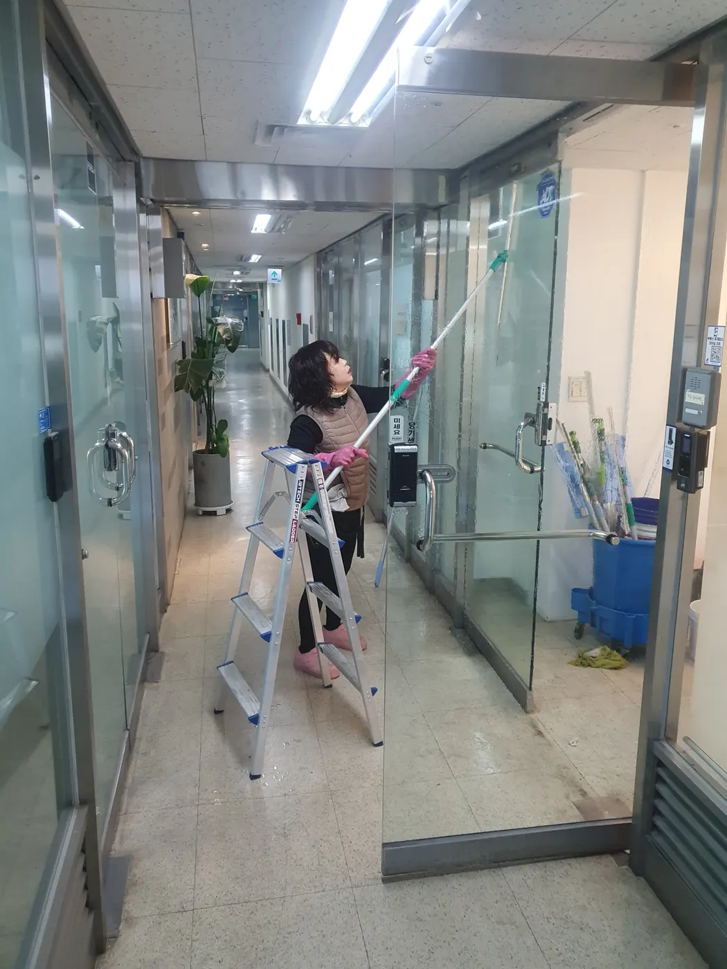 외부 유리 작업 — 가오동 사무실청소 현장