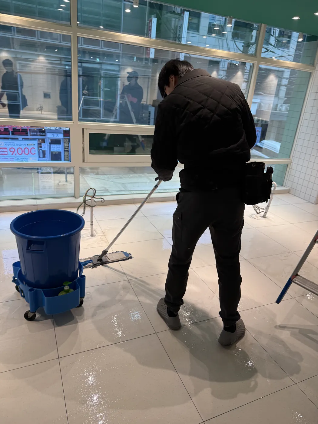 석봉동 식당청소 시공 현장 — 주방 바닥 세정