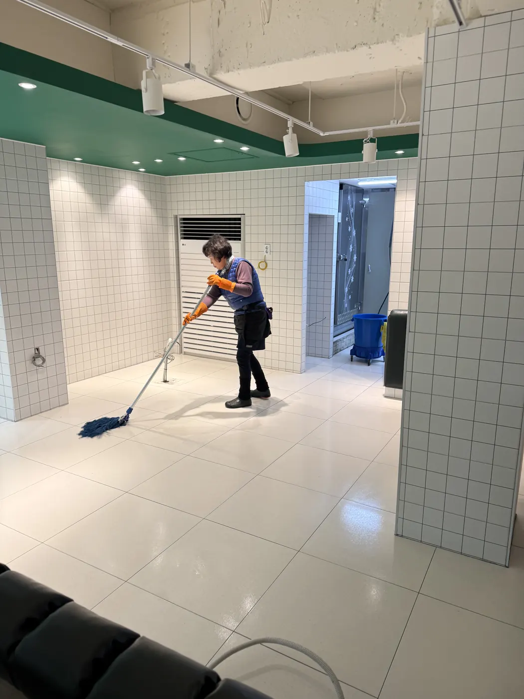 낭월동 식당청소 시공 현장 — 바닥 마감 상태
