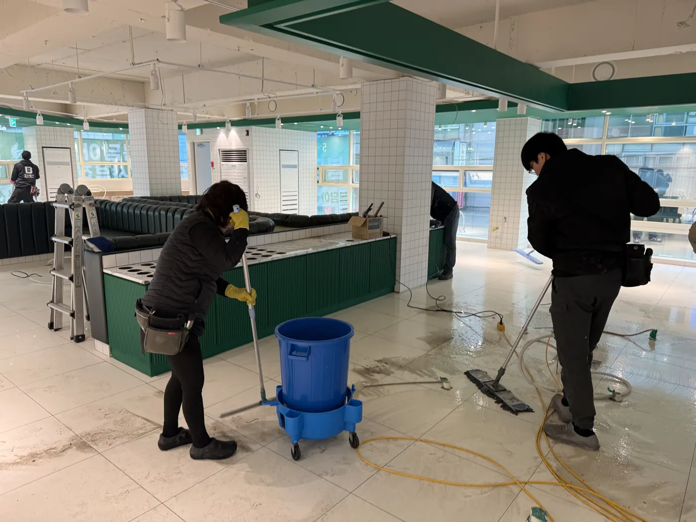 안영동 식당청소 시공 현장 — 주방 바닥 세정