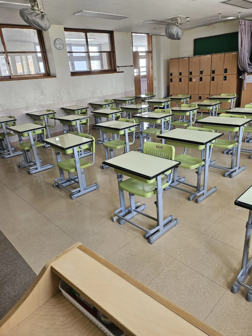 구암동 학교청소 시공 현장 — 교실 마감