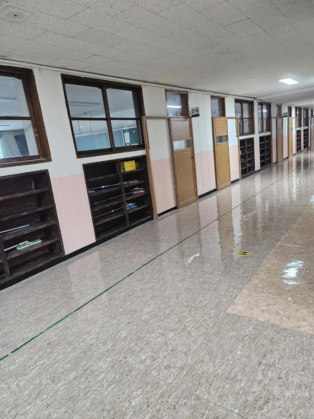 부수동 학교청소 시공 현장 — 통로 정리