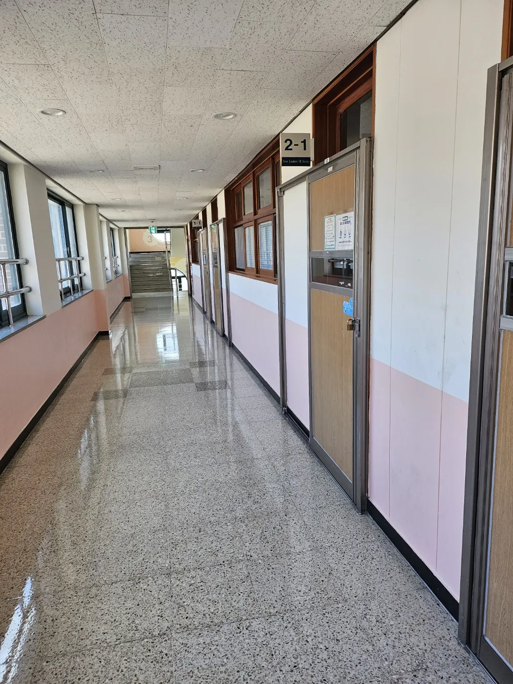 갑동 학교청소 시공 현장 — 통로 정리
