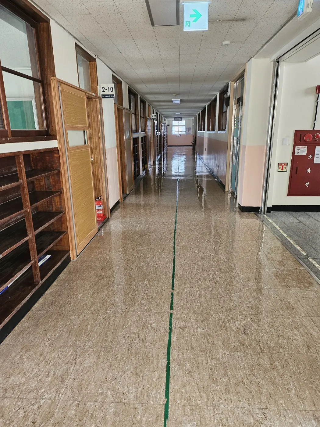 대별동 학교청소 시공 현장 — 통로 정리