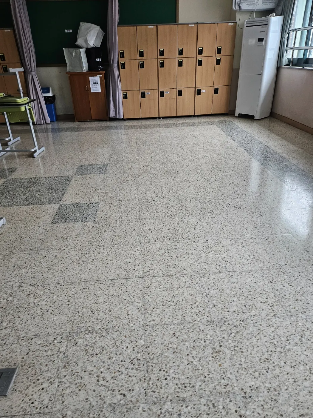 대사동 학교청소 시공 현장 — 통로 정리