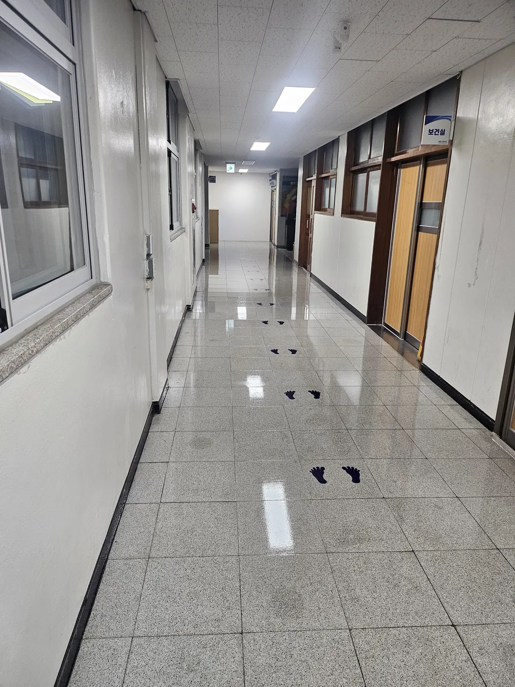 상서동 학교청소 시공 현장 — 통로 정리