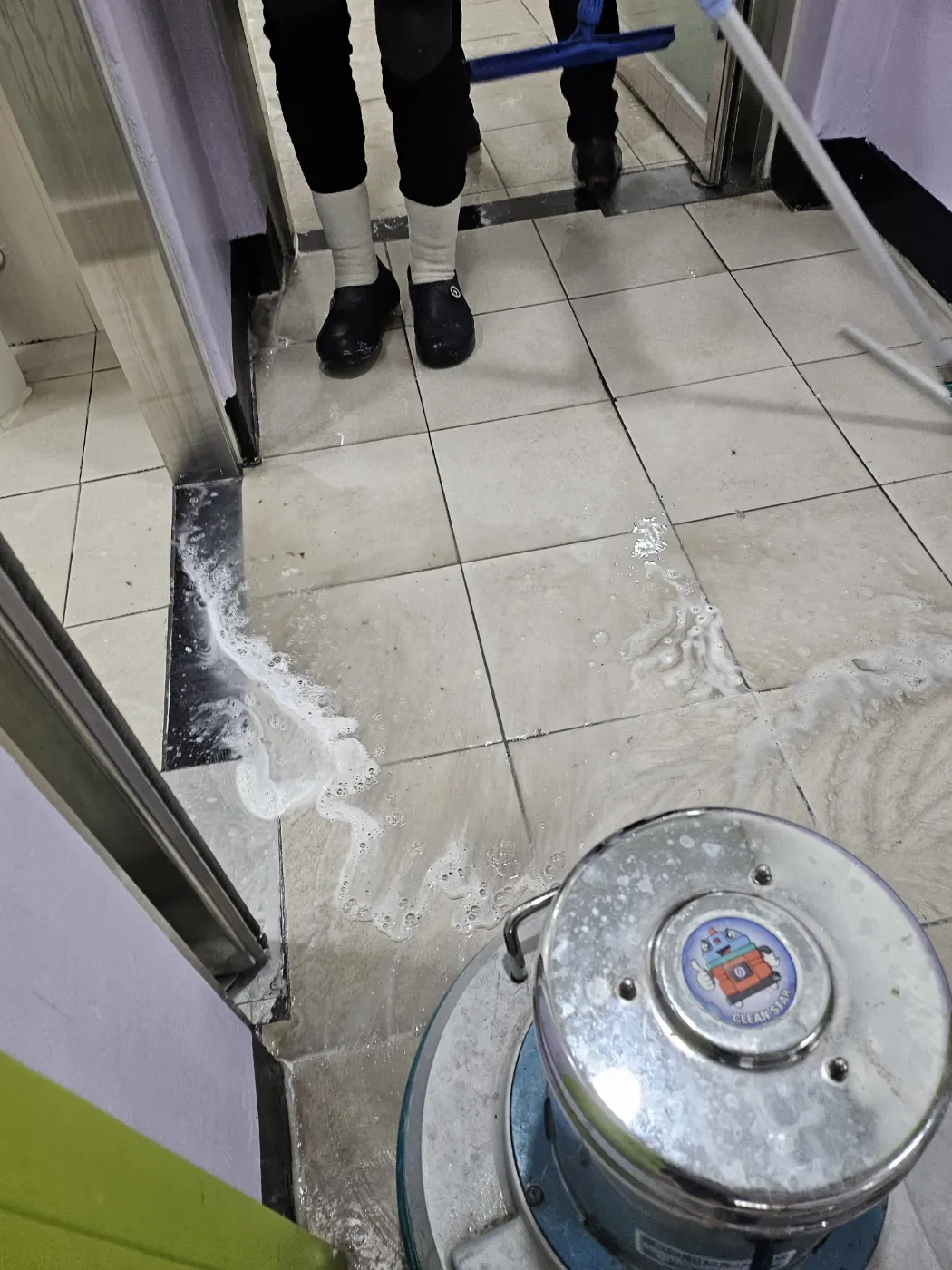 바닥 기계 세정 — 대전광역시 학교청소 현장