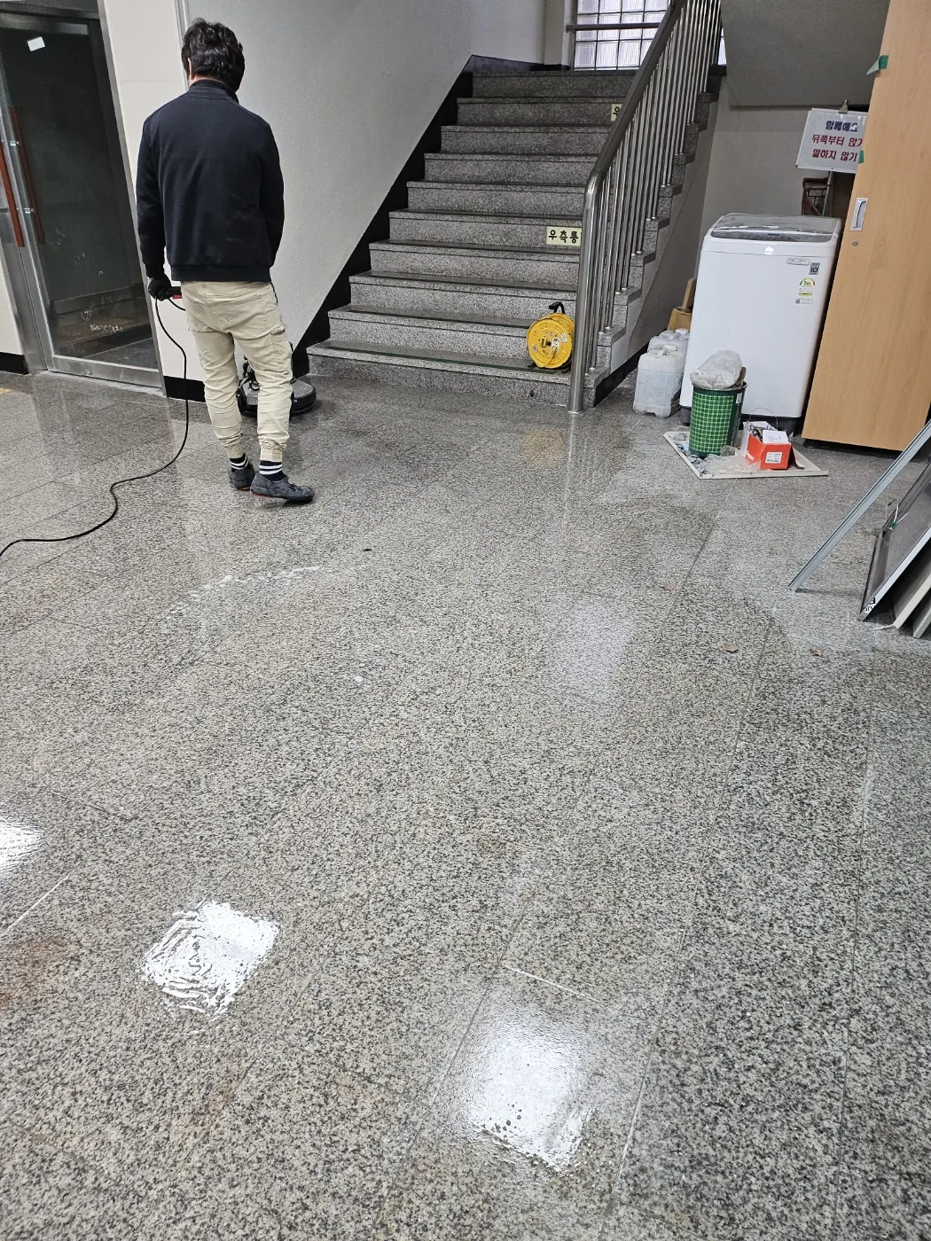 바닥 기계 세정 — 덕암동 학교청소 현장