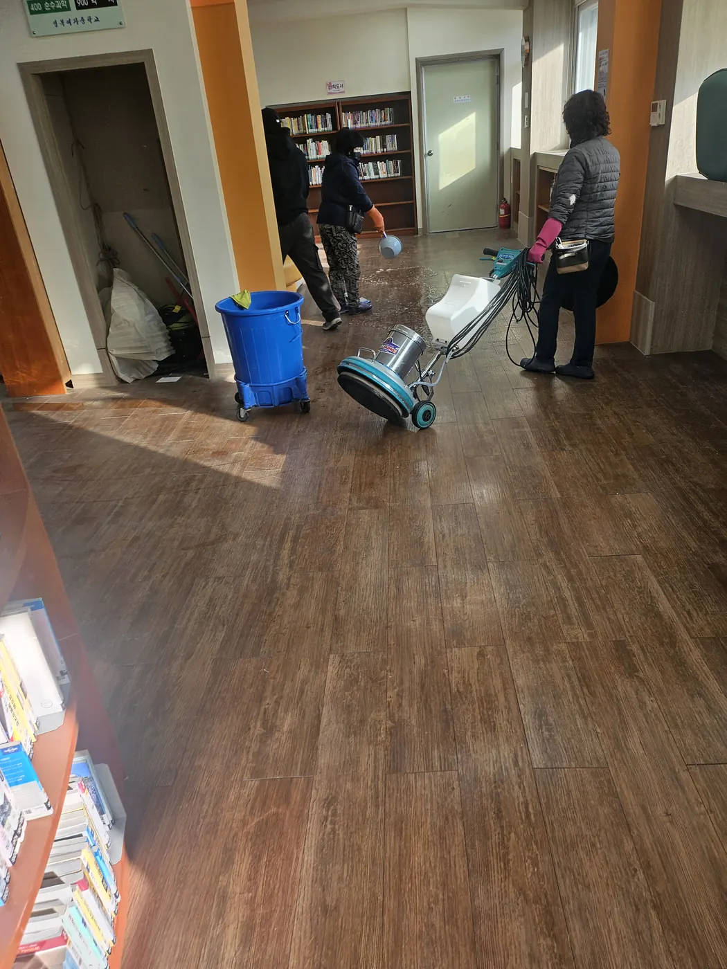 바닥 기계 세정 — 유성구 학교청소 현장