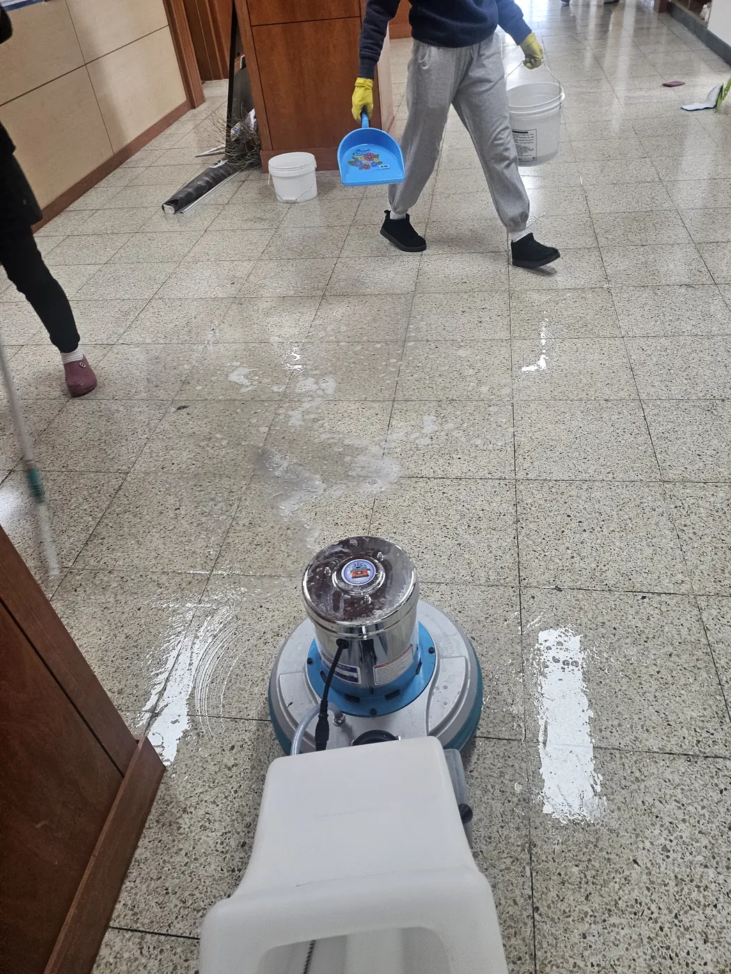 바닥 기계 세정 — 마산동 학교청소 현장