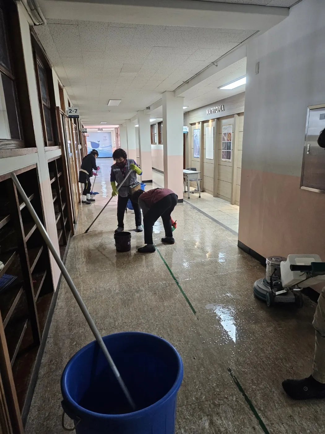 바닥 물걸레 마감 — 대성동 학교청소 현장
