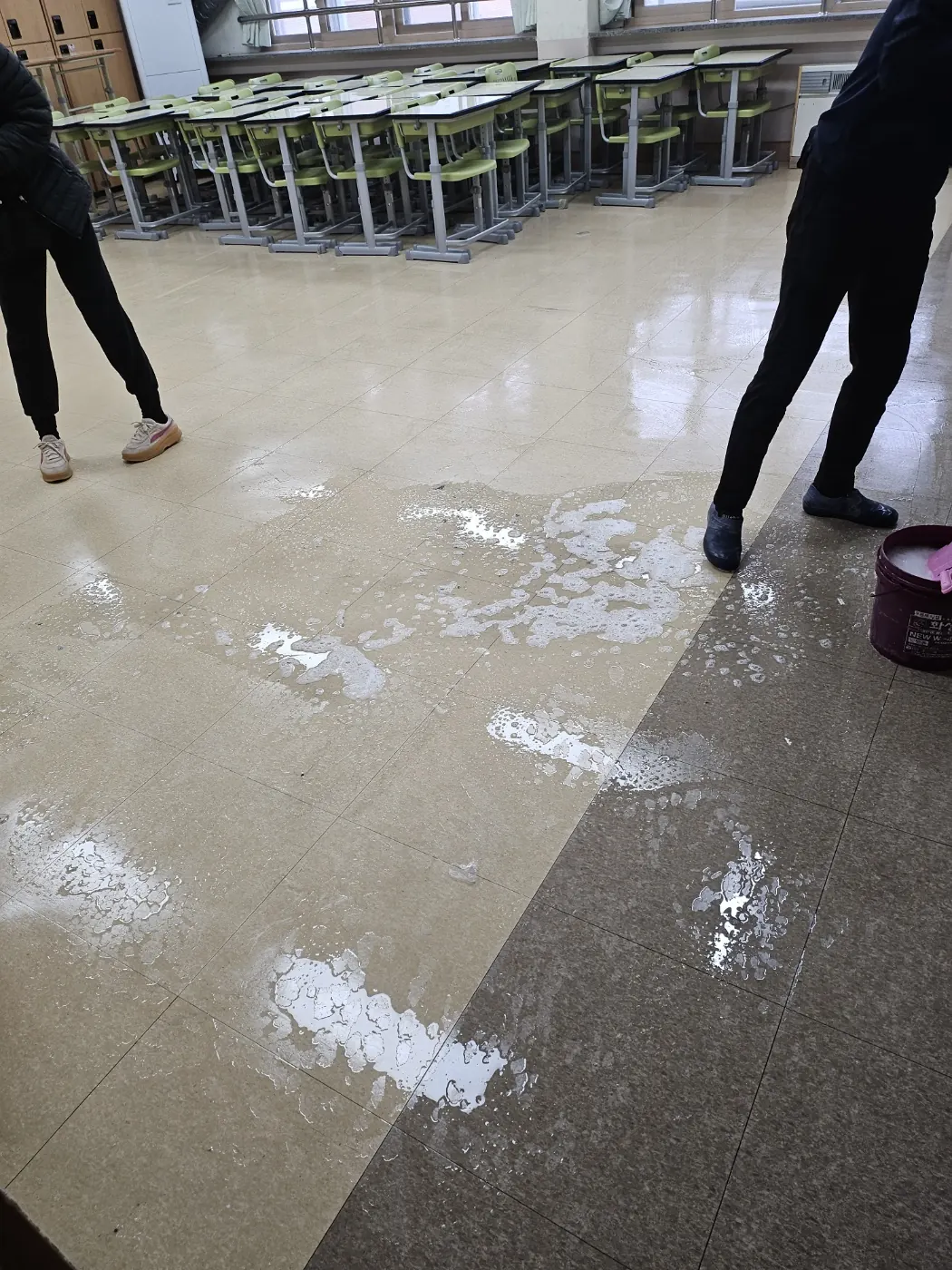 바닥 물걸레 마감 — 금동 학교청소 현장