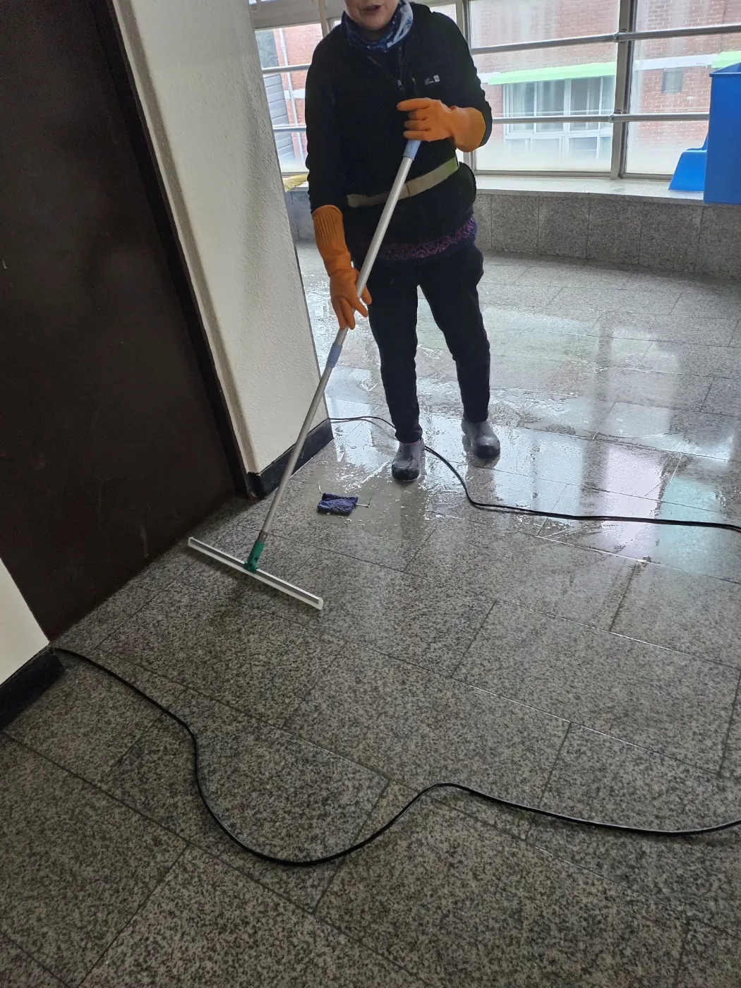 바닥 물걸레 마감 — 용촌동 학교청소 현장
