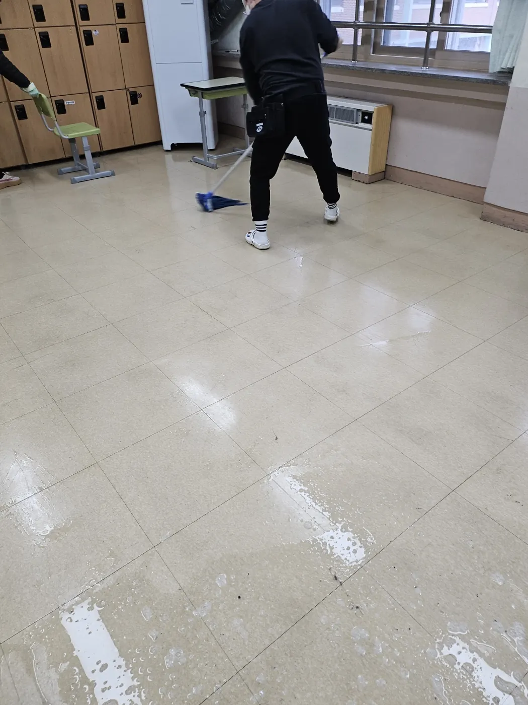 바닥 물걸레 마감 — 장척동 학교청소 현장
