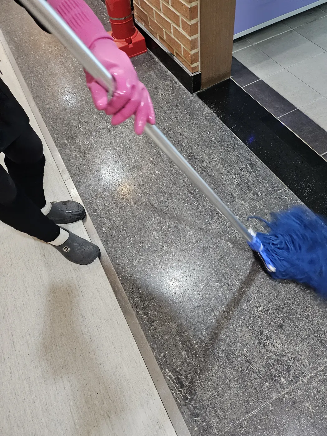 바닥 물걸레 마감 — 상서동 학교청소 현장